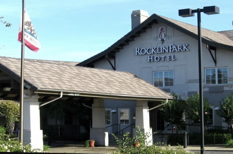 An exterior shot of Rocklin Park Hotel, a three-star hotel in Rocklin, CA